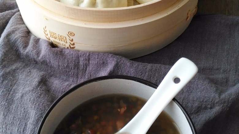 米粥、包子一锅出,蒸笼砂锅的妙用,如果提前算好时间,包子和粥可以同时做好,吃包子、喝粥,又省能源又省时间,太方便了。