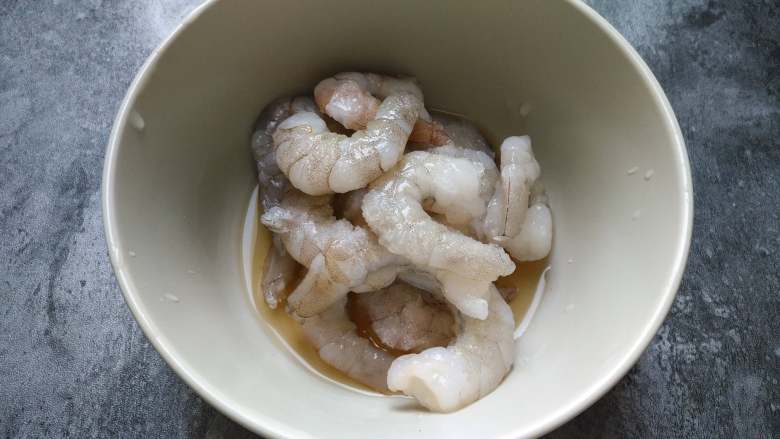 秋葵虾仁沙拉,虾仁解冻后，加入少许盐、料酒腌制10分钟，加料酒腌制是为了给虾仁去腥