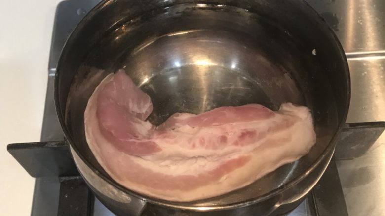 花椰菜炒五花肉,锅内放入水,再放入五花肉,煮熟