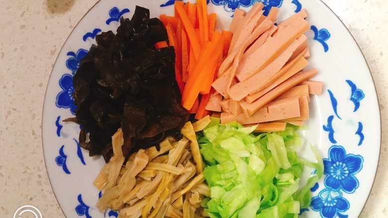 石锅拌饭,准备配菜，配菜水里煮熟。