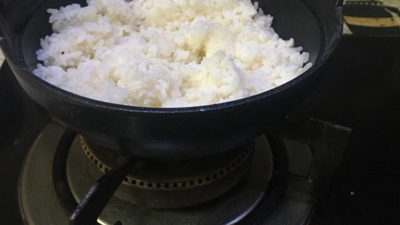 石锅拌饭,石锅里刷层油,饭放石锅里
