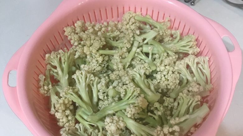 花椰菜炒五花肉,把花椰菜的水沥干