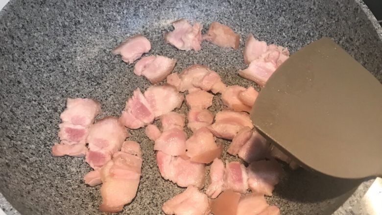 花椰菜炒五花肉,放入锅内,小火把五花肉的油逼出来