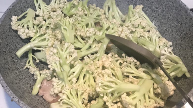 花椰菜炒五花肉,放入蒜,花椰菜,大火30秒翻炒均匀