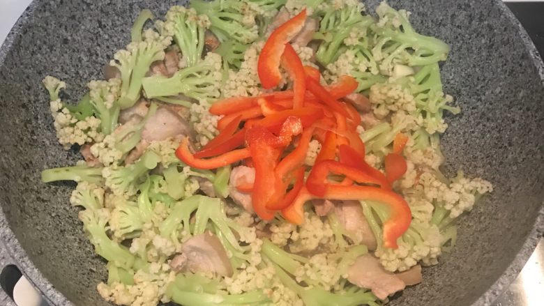 花椰菜炒五花肉,放入红椒丝,翻炒均匀