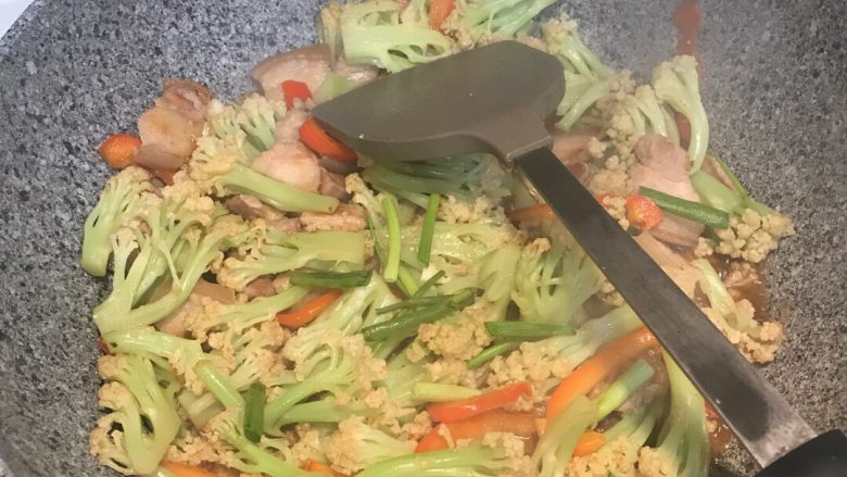 花椰菜炒五花肉,最后放入葱段翻炒均匀出锅