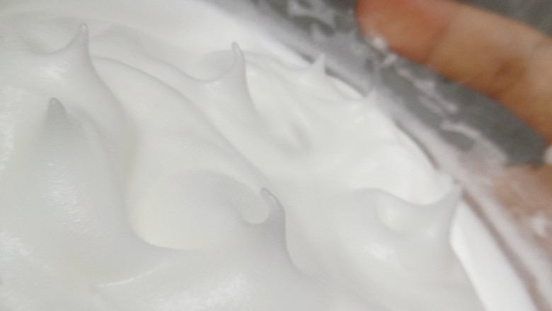 不用电就能打蛋白
水嫩烫面蒸蛋糕,继续看下不用电也能制作蛋白霜!
最多4个鸡蛋一起打都可以哦!!!