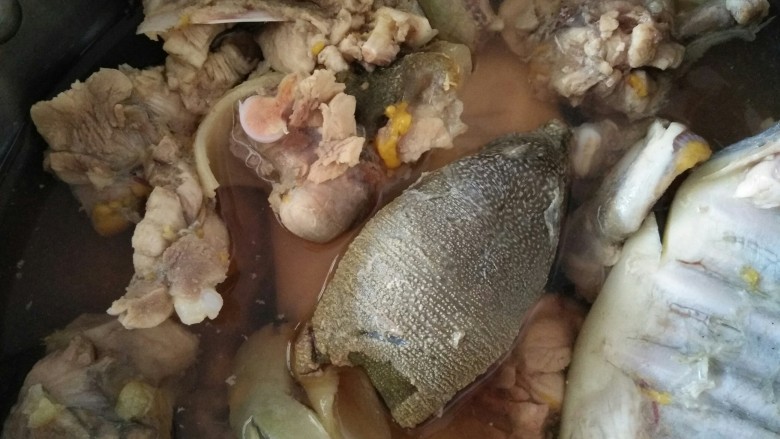 霸王别姬~甲鱼乌鸡汤,然后我们焯水的时间不宜过长,只需要他变色以后迅速捞出,温水过一下接着再捞出就可以