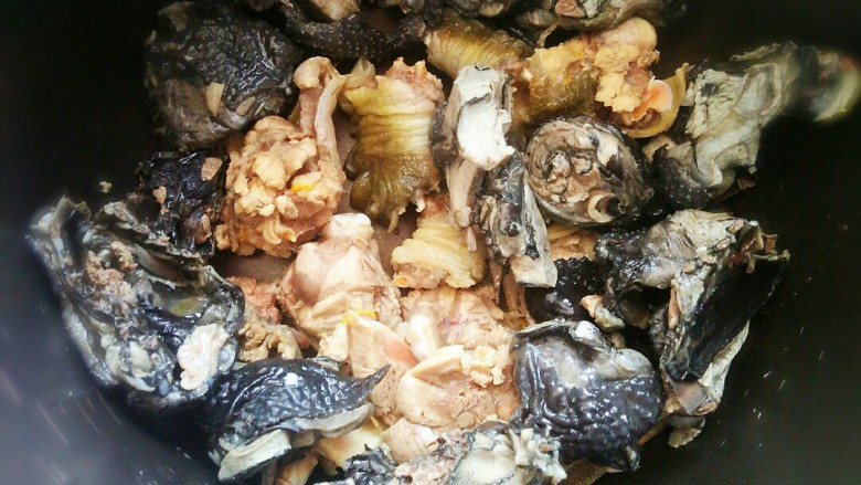 霸王别姬~甲鱼乌鸡汤,好啦,甲鱼和乌鸡都焯好水了,然后直接放在电压锅中