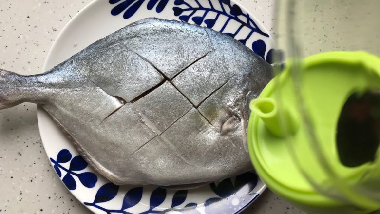 红烧金昌鱼,淋适量料酒,备用
