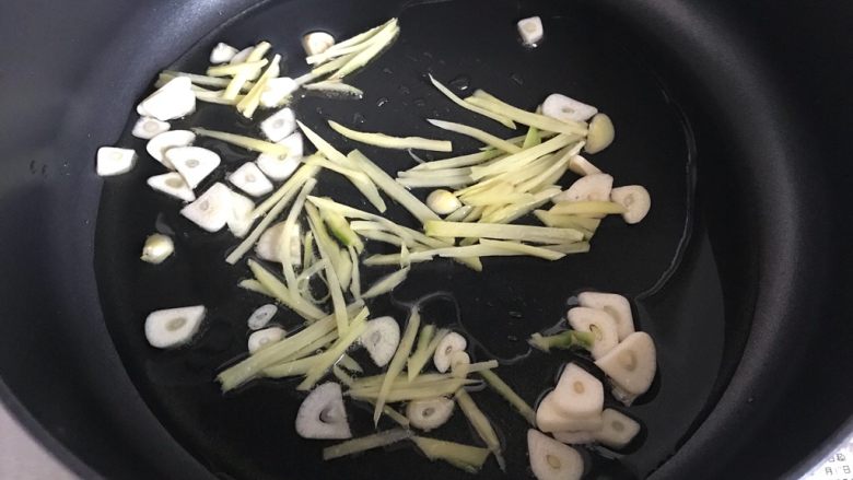 红烧金昌鱼,下大蒜末生姜丝,小火煸香