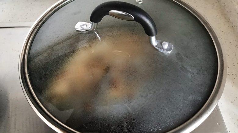 红烧金昌鱼,盖上锅盖,小火煮10分钟左右