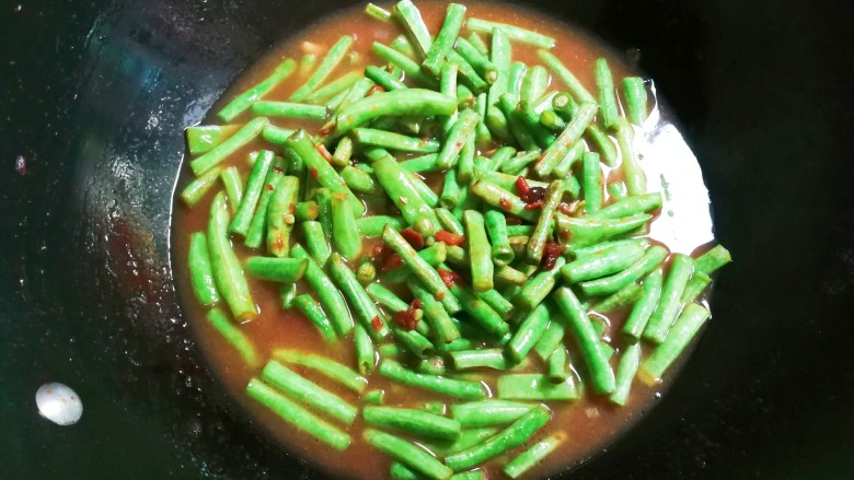 黄豆酱焖豇豆,热水和豇豆平齐盖上锅盖中火烧开转小火焖烧至熟透,豇豆一定要熟透不然有毒