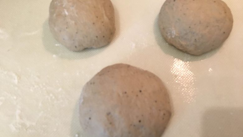 红茶牛奶辫子吐司,揉成圆形,松弛15分钟