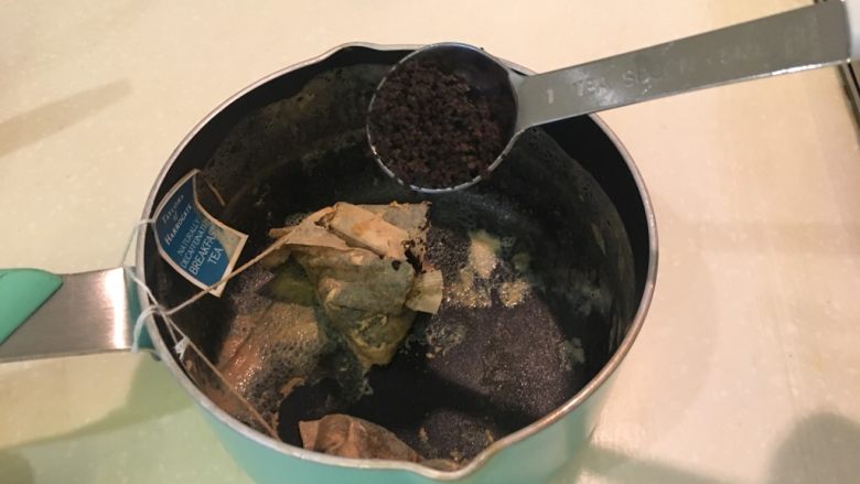 红茶牛奶辫子吐司,茶包剪开,取1t茶末