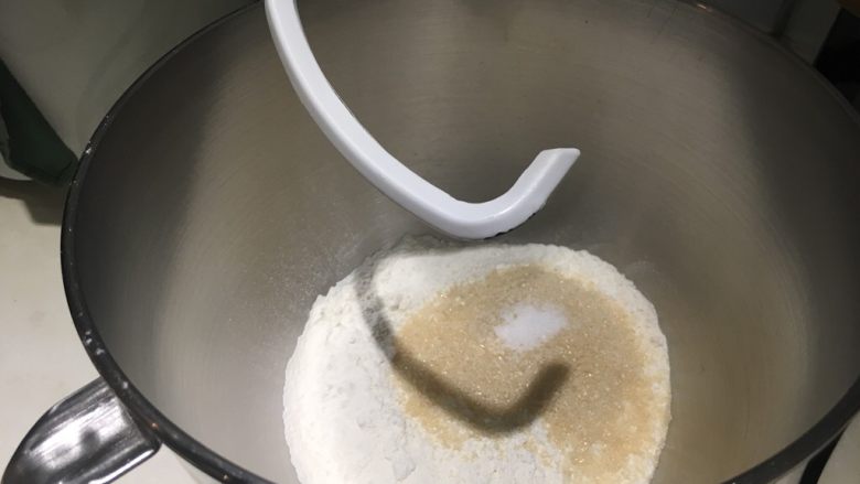 红茶牛奶辫子吐司,除干酵母、无盐奶油外,所有粉类放入搅拌盆