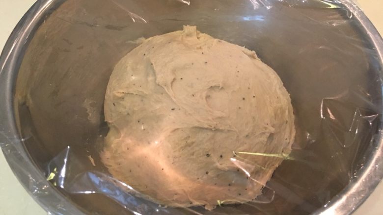 红茶牛奶辫子吐司,盖上湿布或保险膜,室温发酵1小时