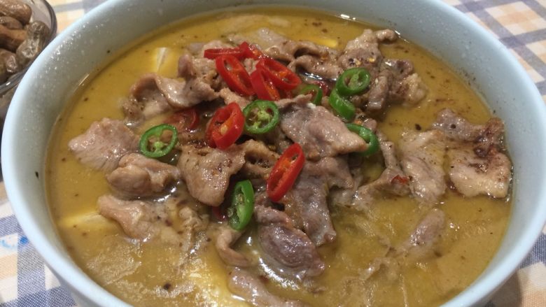酸菜肉片,哇哦,好吃的酸菜肉片就好了,再配上一碗米饭😋😋