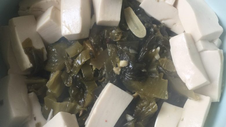 酸菜肉片,捞出,盛于酸菜上