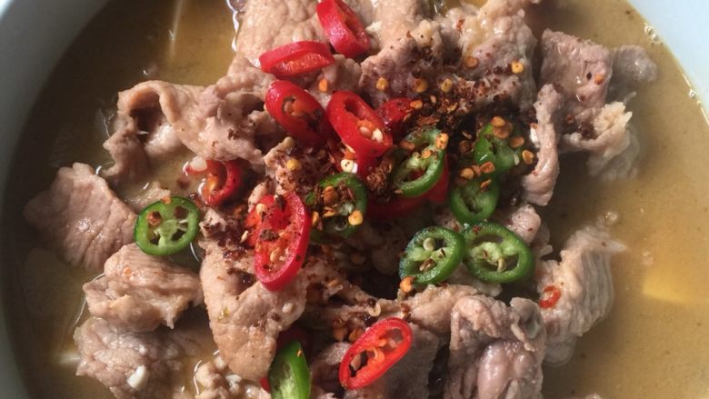 酸菜肉片,肉片分次烫好,放入酸菜碗中,把锅中的酸菜汤倒入碗中,表面加青红椒,加<a style='color:red;display:inline-block;' href='/shicai/ 761'>辣椒粉</a>