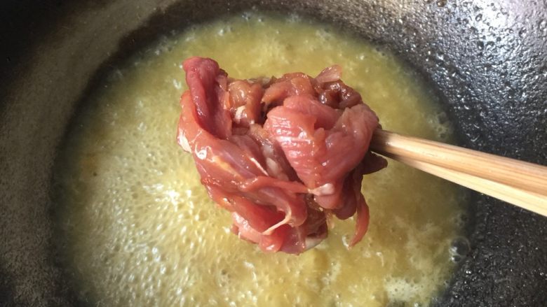 酸菜肉片,用酸菜汤烫腌制好的肉片,每次少一点,烫至肉片变色即可