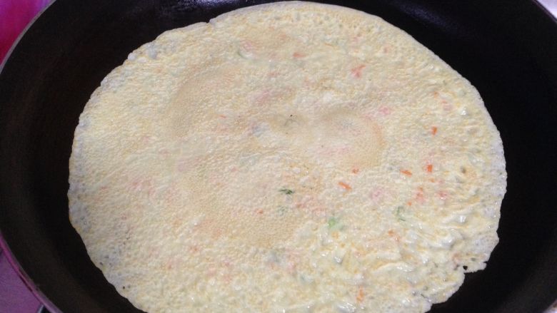 奶香胡萝卜鸡蛋饼,一面煎好后翻面煎另一面,两面都要煎至金黄即可