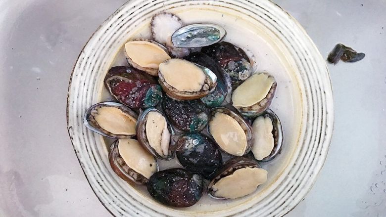 蒜蓉粉丝蒸鲍鱼,食材处理:
鲍鱼用清水冲洗干净 去除内脏