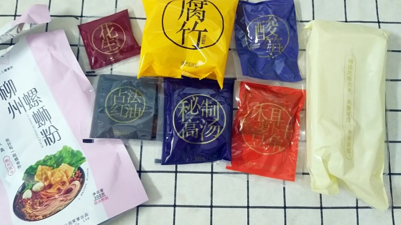 吃过就会上瘾的螺蛳粉
,买的是这种包装的哈,里面配料都齐全啦。