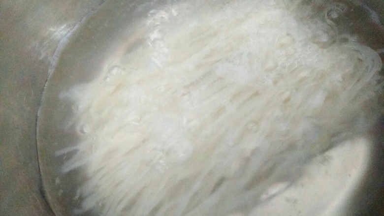 吃过就会上瘾的螺蛳粉
,锅内放入适量水烧开倒入泡过的干米粉煮15分钟左右,建议滴两滴醋,这样粉会非常Q。
