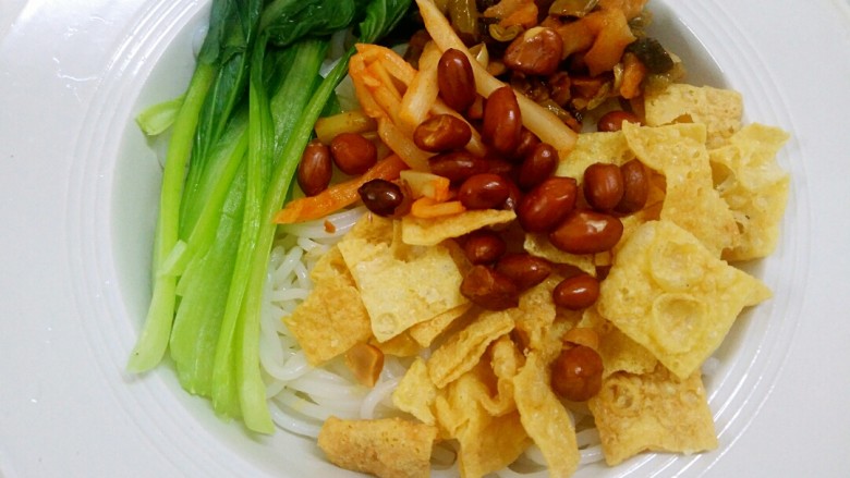 吃过就会上瘾的螺蛳粉
,将煮好的青菜,配料包里的酸豆角萝卜干黑木耳腐竹花生放入装有米粉的碗中,酸笋的味道很重,不喜欢的可以少放或不放哈。