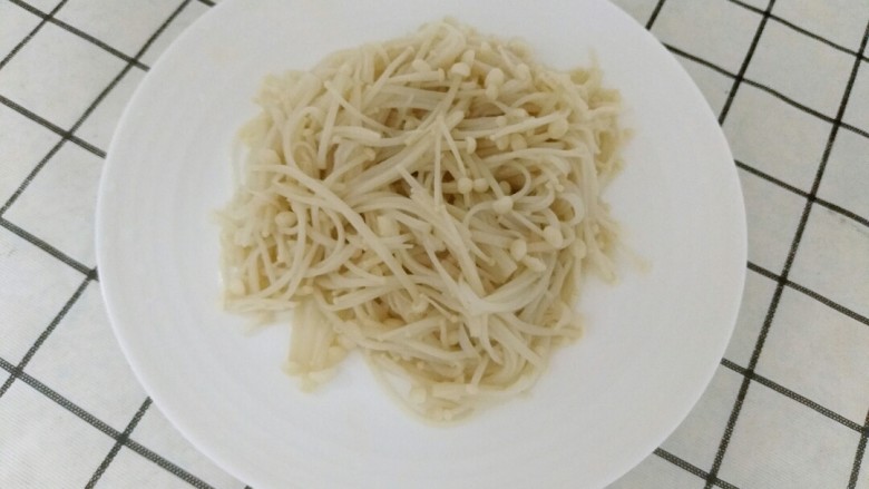 夏天开胃小菜~凉拌金针菇,捞出过冷水,然后沥干水份装盘备用。