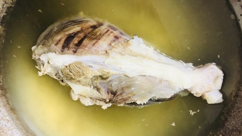 牛肉柿子,凉水下锅 焯水 煮透 不要里面还有血水 检测方法 用一根筷子扎进去 拔出筷子没有血水渗出 就可以了