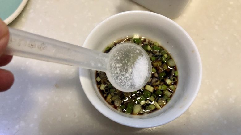 云霞鲜自天边来➕鲜美Q弹盐水虾,加入适量凉开水,拌匀后尝下咸淡,根据个人口味添加少许食盐,即可