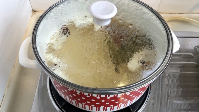 云霞鲜自天边来➕鲜美Q弹盐水虾,水开后转小火,煮十分钟,让香料味道融入。