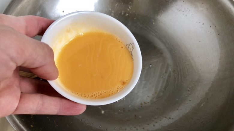 我爱炒饭系列➕虾仁玉米黄金炒饭,锅中再加入少许食用油,油热后,加入蛋液,滑炒成炒蛋,用铲子把炒蛋切小块盛出