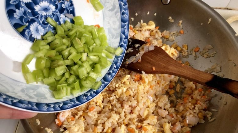 我爱炒饭系列➕虾仁玉米黄金炒饭,加入青椒,中大火翻炒一分钟