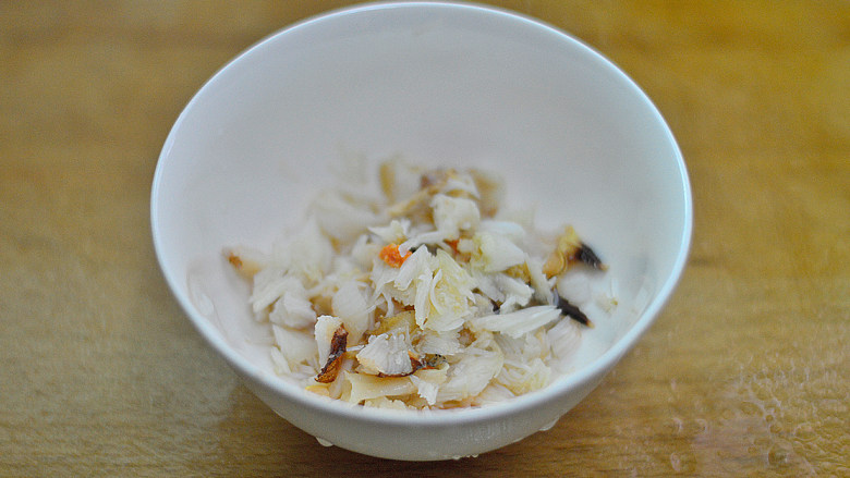 蟹肉蛋炒饭,<a style='color:red;display:inline-block;' href='/shicai/ 304'>蟹肉</a>准备好。(我用的是面包蟹的蟹腿肉,蒸熟后拆出来的,这种蟹的肉质较多,用其他螃蟹也是可以的)
