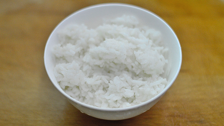 蟹肉蛋炒饭,<a style='color:red;display:inline-block;' href='/shicai/ 507'>米饭</a>准备好,最好用隔夜的,炒出来粒粒分明