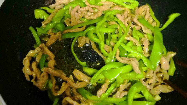 青椒肉丝,下肉,下酱汁(酱油8,糖2,盐0.5自己看情况,口重可以加点),耗油1,水淀粉1勺(吃饭的勺子),翻炒,差不多没有水分就可以了
