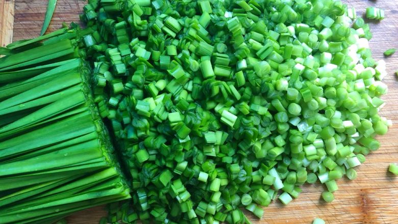 美味水煎包,把400g韭菜洗净,切成韭菜末