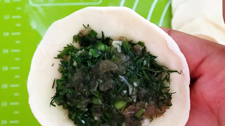 茴香猪肉馅小笼包,取一个面皮,加入1勺馅料