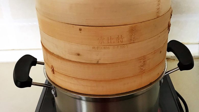 茴香猪肉馅小笼包,把笼屉放在蒸锅上,发货烧开后蒸8分钟,关火后焖4分钟