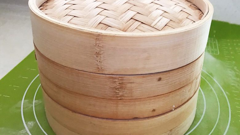 茴香猪肉馅小笼包,把2个笼屉摞起来,盖上盖子,二次饧发20分钟