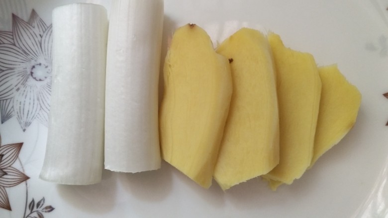 玉米炖筒子骨,姜切片,葱切段