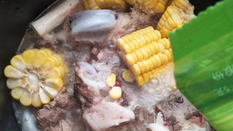 玉米炖筒子骨,加入少许盐让骨头入味(一点点就可以,等出锅时再加入一些调味。),盖好锅盖坐等。因为是大骨,所以我选择的是牛筋那一栏,炖了55分钟,这样汤更入味。