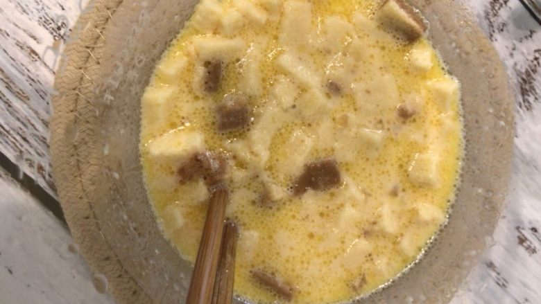 蛋奶吐司布丁(微波炉版),🧀最后倒入黄油一起拌匀