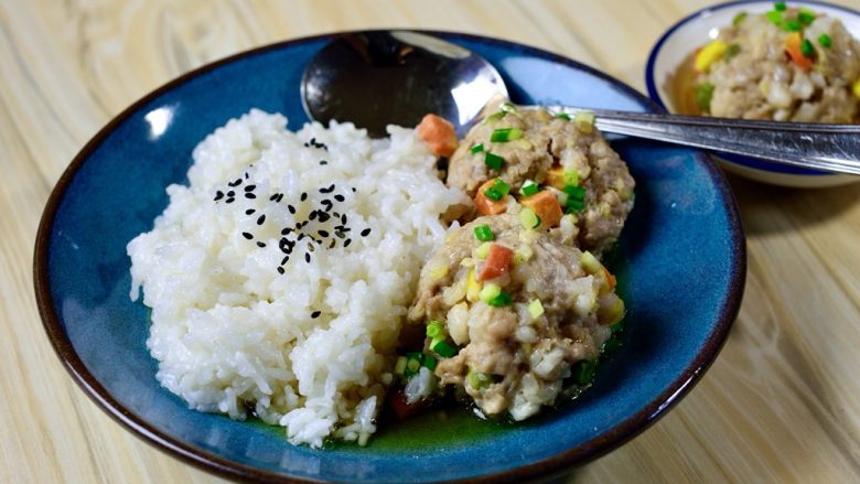 清蒸三彩狮子头,汤汁不要丢,拌饭吃一流。