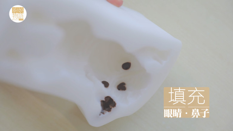 小奶狗慕斯蛋糕「厨娘物语」,今天我做的是一黑一白两只狗狗,所以准备了两个模具,用巧克力笔在模具中画出狗狗的指甲,眼睛和鼻子。
