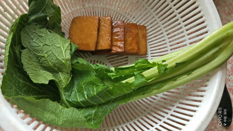 家常菜之春菜炒香干,准备好茶干,洗净的<a style='color:red;display:inline-block;' href='/shicai/ 6491'>春菜</a>