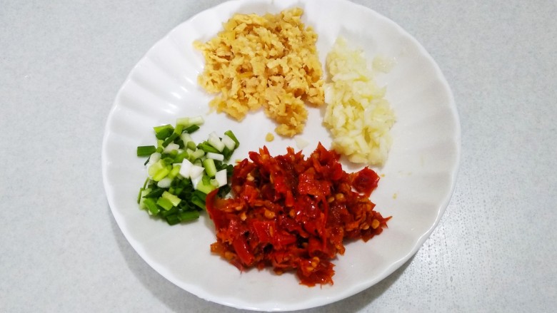 泡椒土豆片(酸辣土豆片),葱姜蒜<a style='color:red;display:inline-block;' href='/shicai/ 703'>泡椒</a>如上图处理好